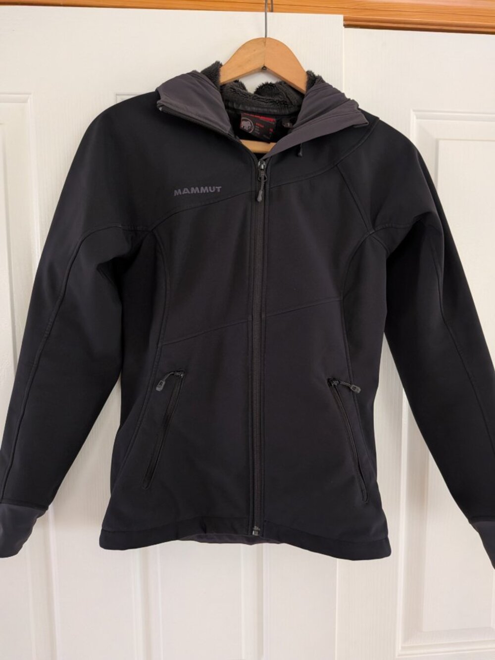 Black Softshell Mammut Jacket - Size xs
